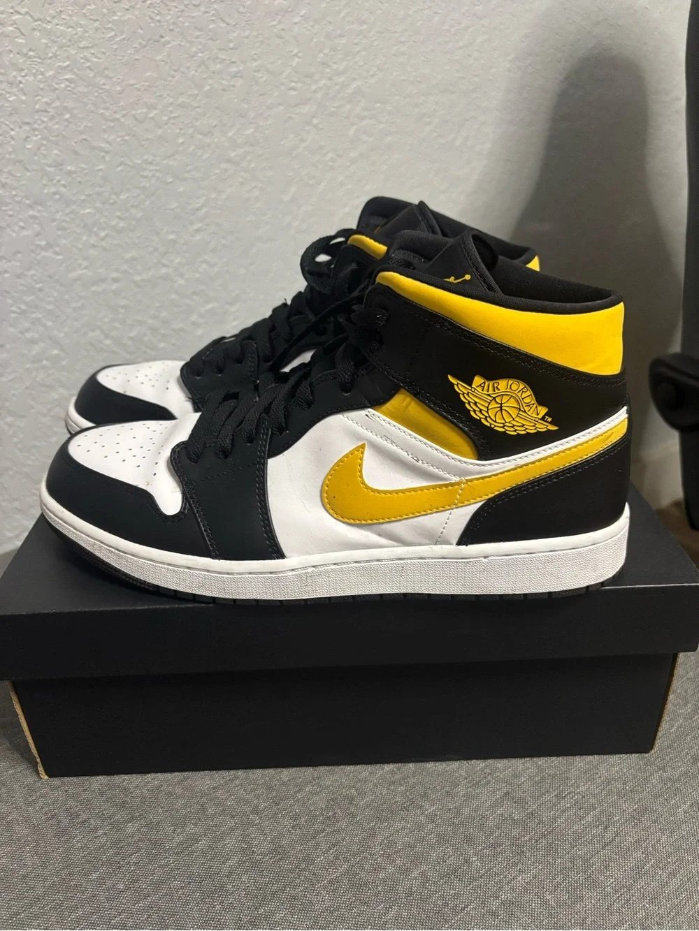 Air Jordan Mids “Pollen Sneakers